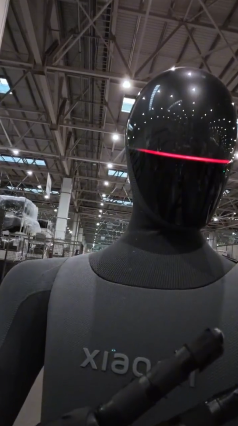Lei Jun Shares Video of Xiaomi Robot Working in a Factory: The “Supervisor” Is Also a Robot, and It Even Makes a Peace Sign and Acts Cool