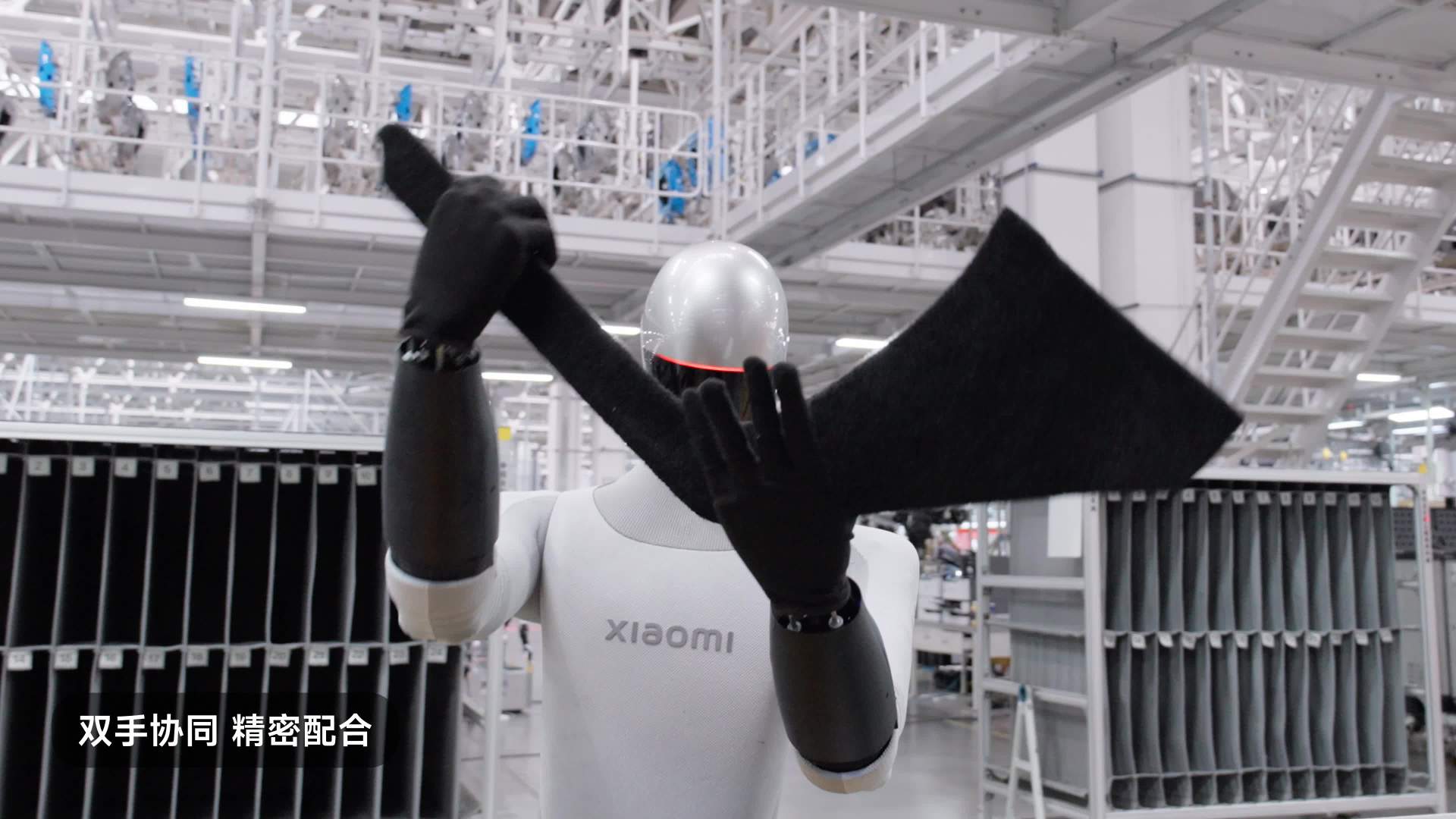 Lei Jun Shares Video of Xiaomi Robot Working in a Factory: The “Supervisor” Is Also a Robot, and It Even Makes a Peace Sign and Acts Cool