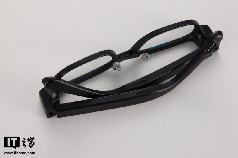 iFLYTEK AI Glasses Hands-On: Lightweight and Comfortable with a Refined Business Style