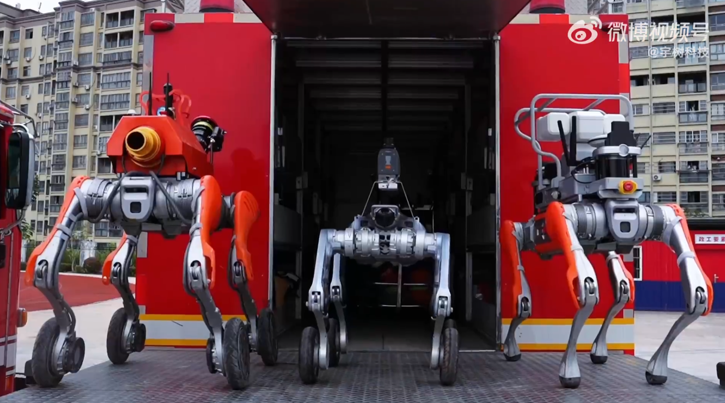 Unitree firefighting robots debut, carrying water cannons and resisting flames